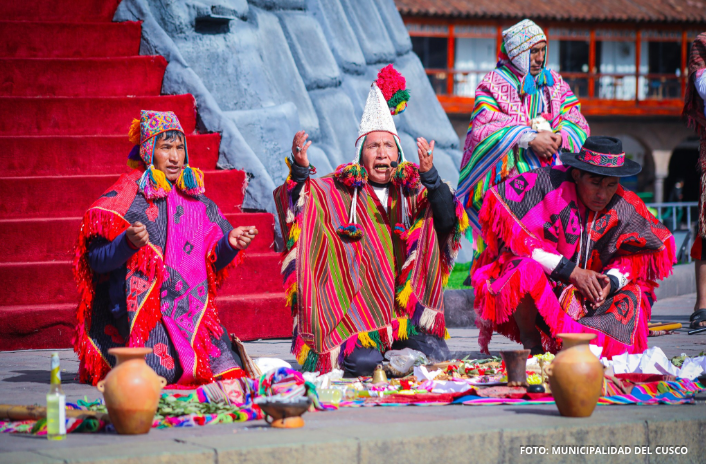 Inagen de cereminia de pago a la pachamama el 01 de junio en la plaza de armas del Cusco.